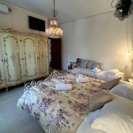 Venetian Style In شقة