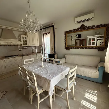 Venetian Style In شقة